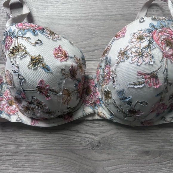 Victoria’s Secret Bra - Picture 5 of 7